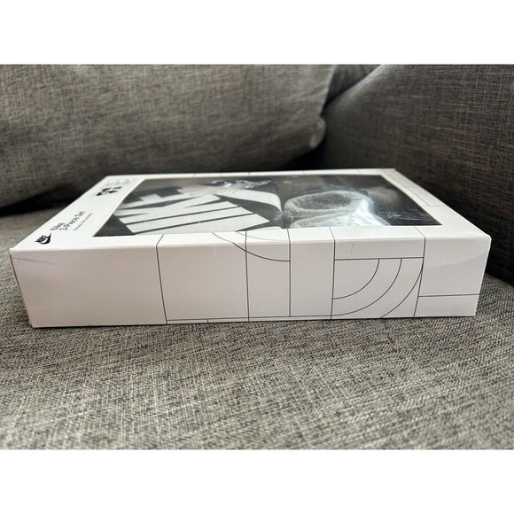 Nike 3 Piece Set Baby Bodysuit Hat and Booties 0 to 6 Months New - Picture 8 of 9